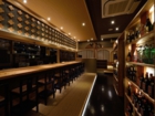 LSDdesignが店舗デザインした沖縄県宜野湾市の居酒屋「旬　やざかり」のカウンター、泡盛の棚。