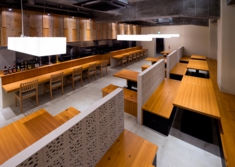 LSD design co., ltd.Yushinmi,2014,izakaya,Okinawa, Japan,Interior design,ornamental block, Okinawan Food, concrete floor ,simple, partitionwood, counter